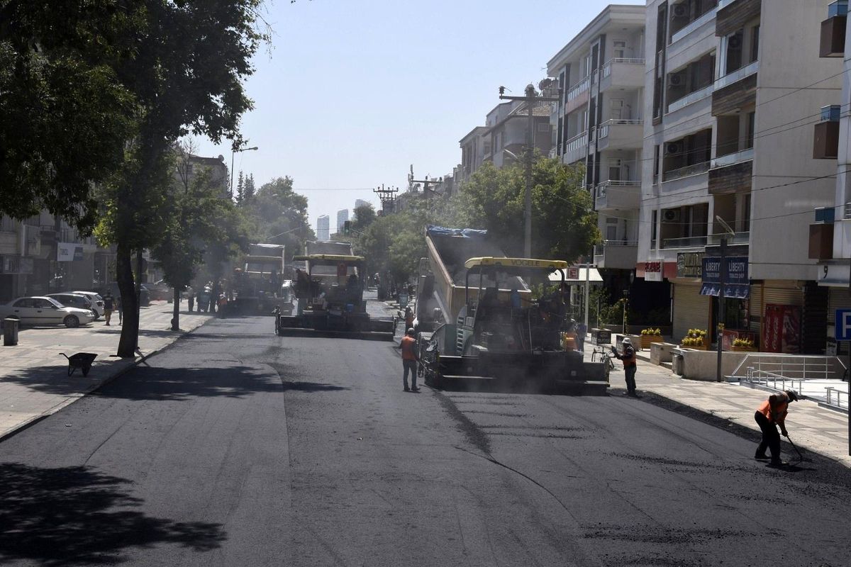 Büyükşehir, Ordu Caddesi\'nin asfaltını yeniledi