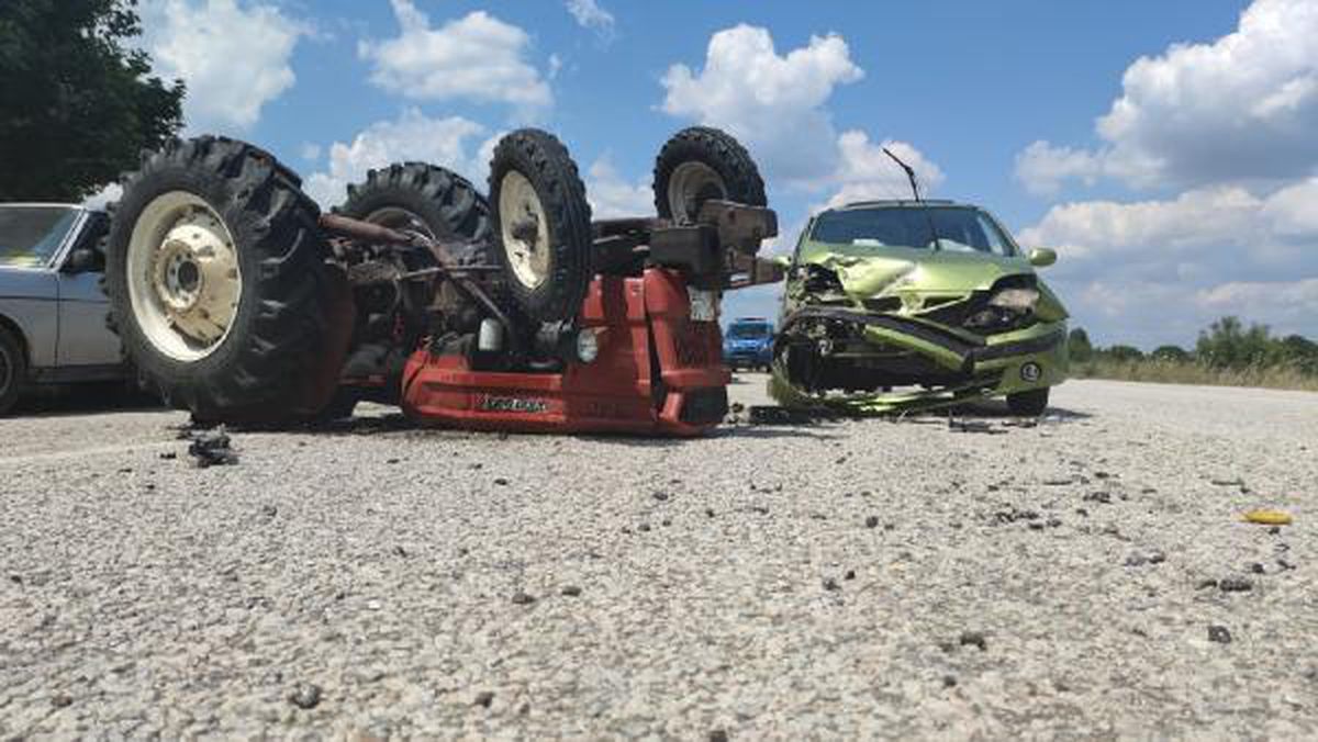 Çanakkale\'de otomobille çarpışan traktör ters döndü: 4 yaralı