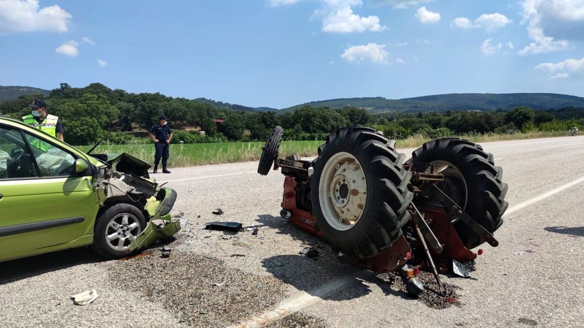 Çanakkale traktör ile otomobil çarpıştı: 4 yaralı