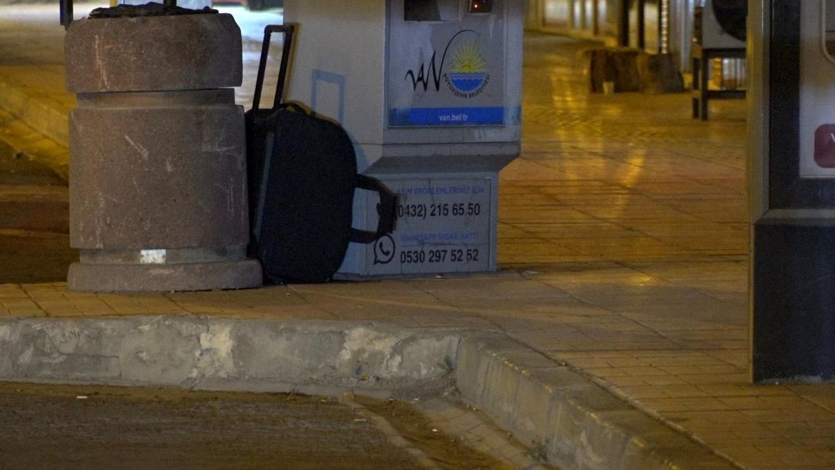 Son dakika haberleri: Erciş\'te şüpheli valiz polisi alarma geçirdi
