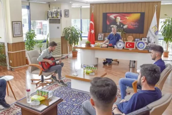 Erdoan için yapt arknn gelitirilmesi için Emre'ye destek