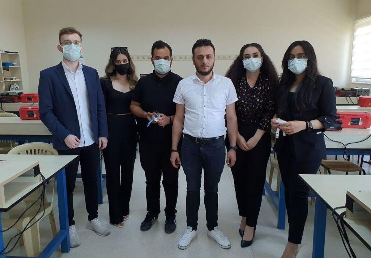 Erzincan\'da üniversite öğrencileri Covid-19 hastaları için akıllı bileklik üretti