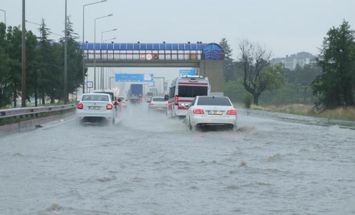 Eskişehir\'de sağanak, sokakları göle çevirdi