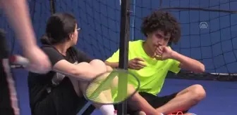 ESKİŞEHİR - Sağlık için, 7'den 70'e herkesin rahatlıkla yapabildiği badmintonda buluşuyorlar