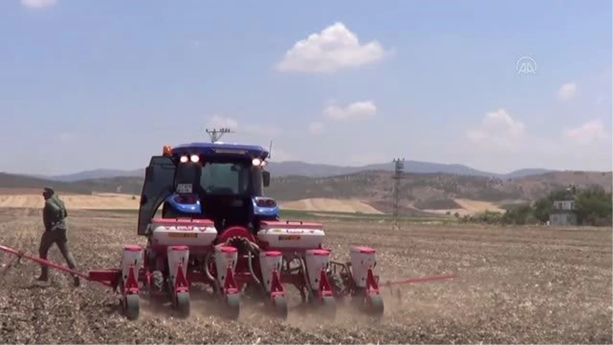 GAZİANTEP - Sürücüsüz traktörle tarlalarını eken çiftçiler hem zamandan hem maliyetten tasarruf ediyor
