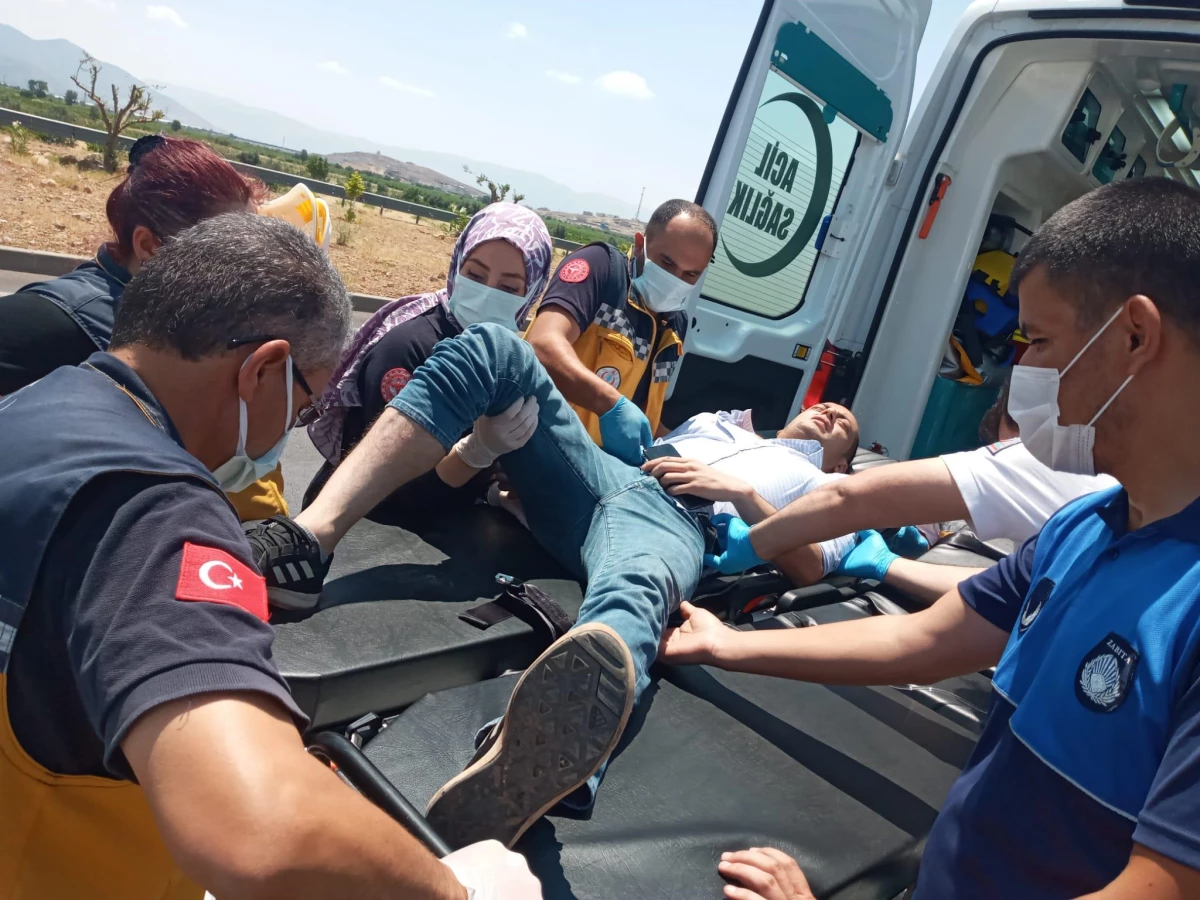 Gaziantep\'te tır ile süt yüklü kamyonet çarpıştı: 4 yaralı