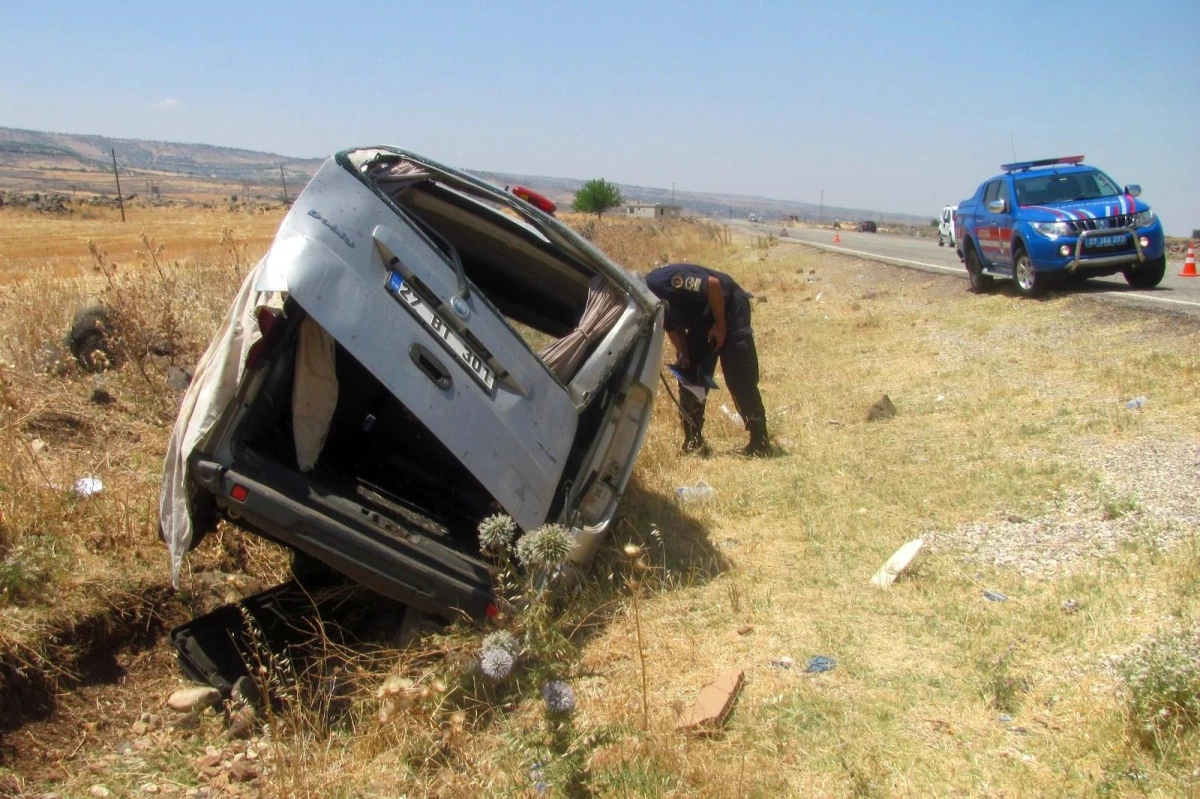 Son dakika: GAZİANTEP - Hafif ticari araç takla attı: 1 ölü, 2 yaralı