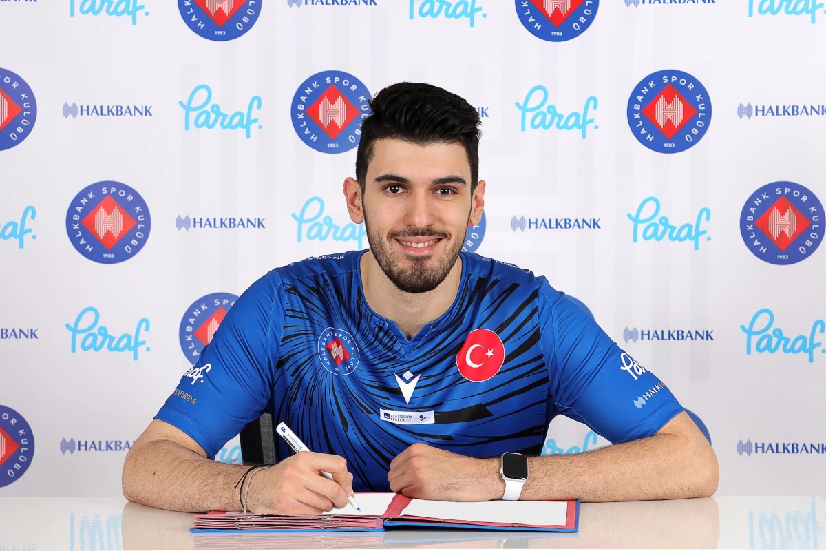 Halkbank\'ta genç oyuncu Efe Bayram\'ın sözleşmesi yenilendi