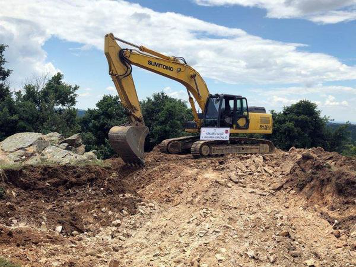 İş makinesi ile kaçak kazı yaparken yakalandılar
