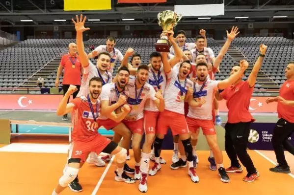 İzmir voleybolunda Efeler gururu