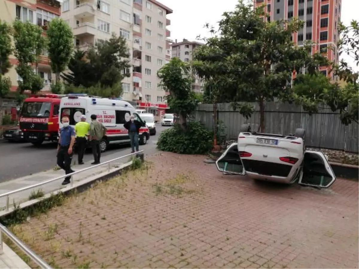 KADIKÖY\'DE AĞAÇ VE TABELAYA ÇARPAN OTOMOBİL TERS DÖNDÜ: 2 YARALI