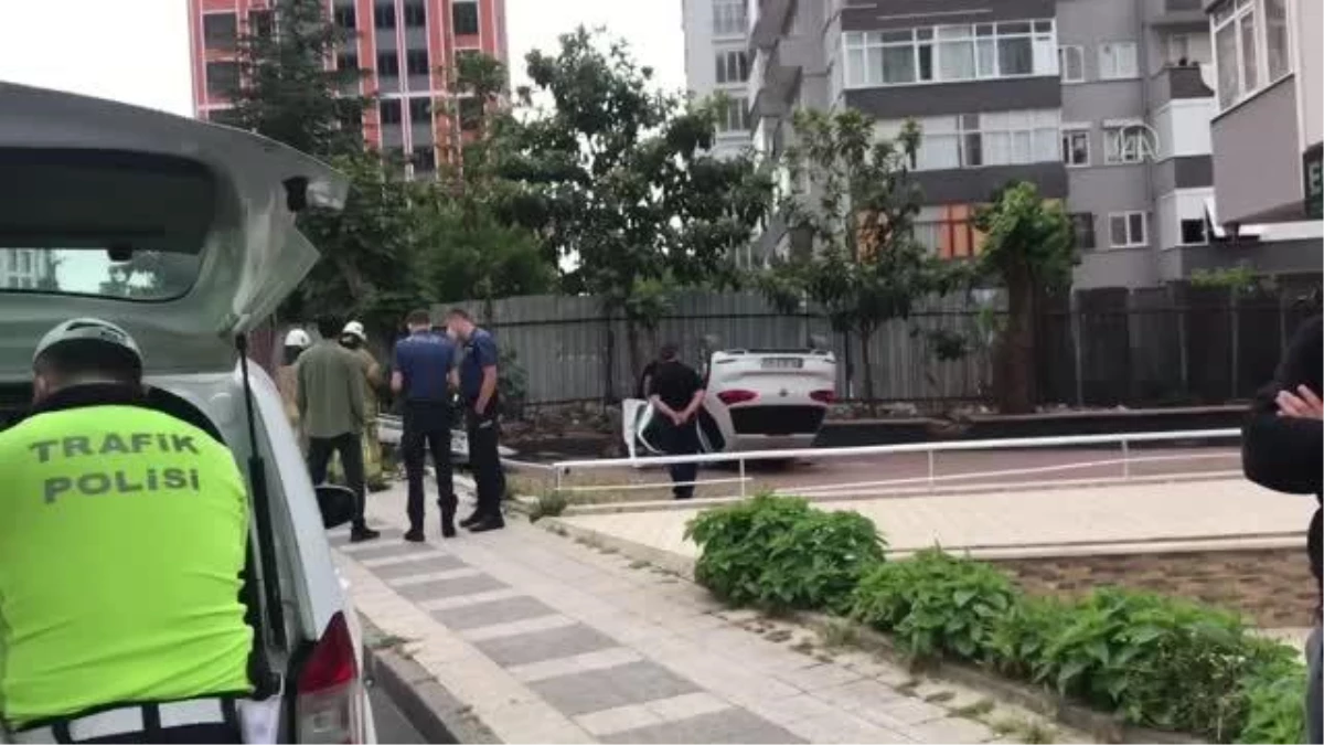 Kadıköy\'de apartmanın bahçesine devrilen araçtaki iki kişi yaralandı