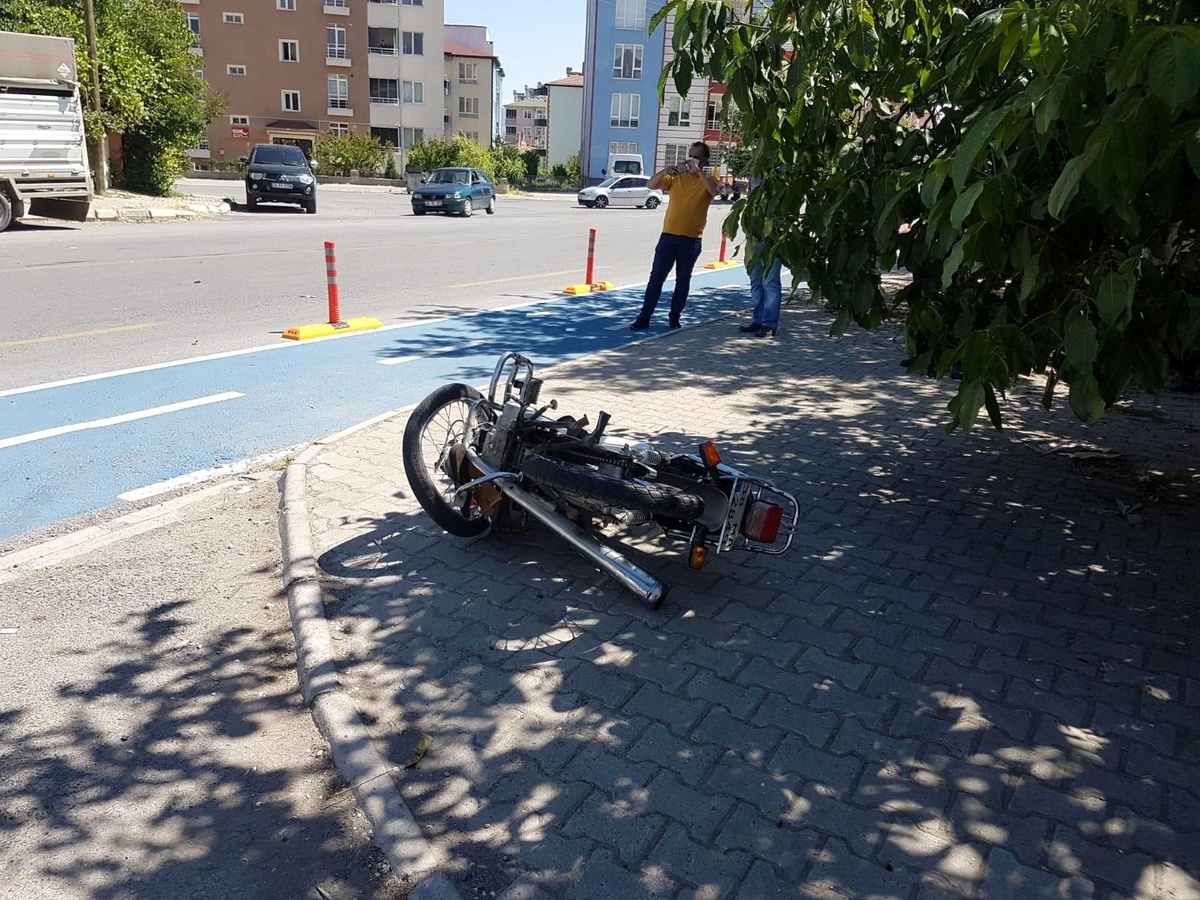 Kamyon ile motosiklet çarpıştı: 1 ağır yaralı
