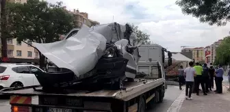 Konya'da park halindeki kamyona çarpan hafif ticari aracın sürücüsü hayatını kaybetti
