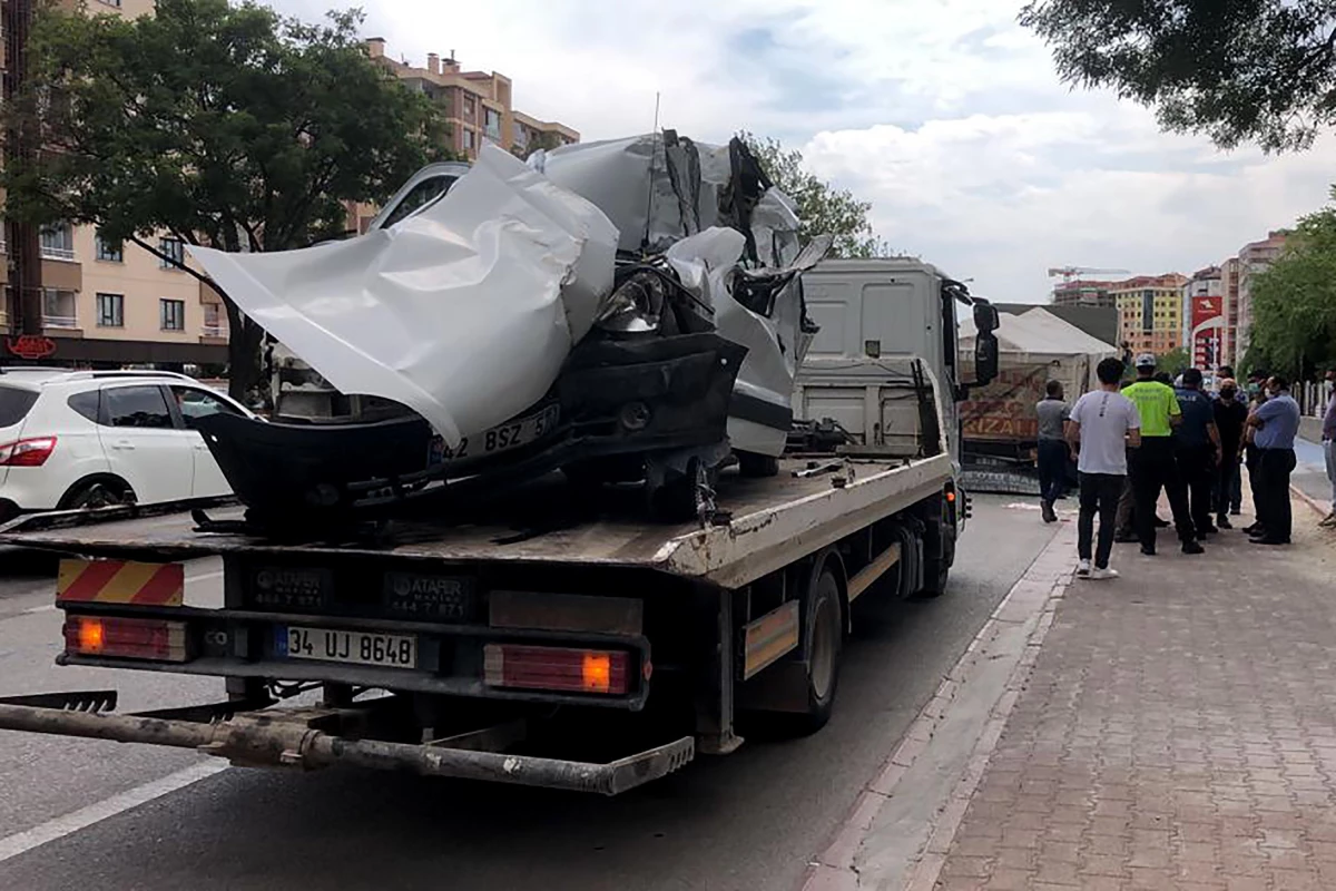 Konya\'da park halindeki kamyona çarpan hafif ticari aracın sürücüsü hayatını kaybetti