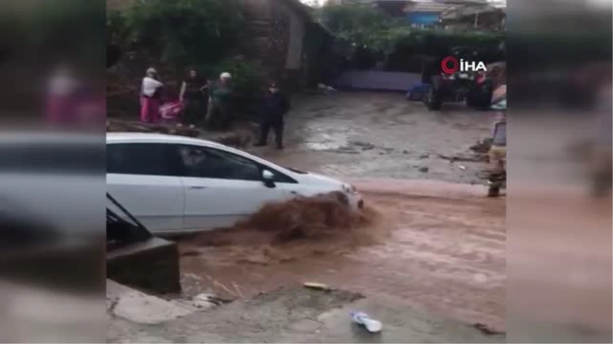 Ödemiş\'i sağanak vurdu...Sel sularına kapılan bir araç böyle kurtarıldı