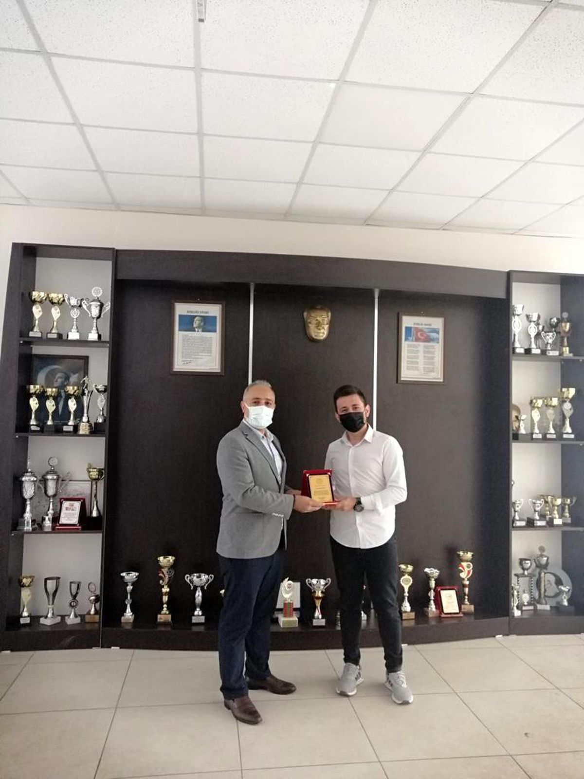Okuldan ayrılan öğretmenler unutulmadı