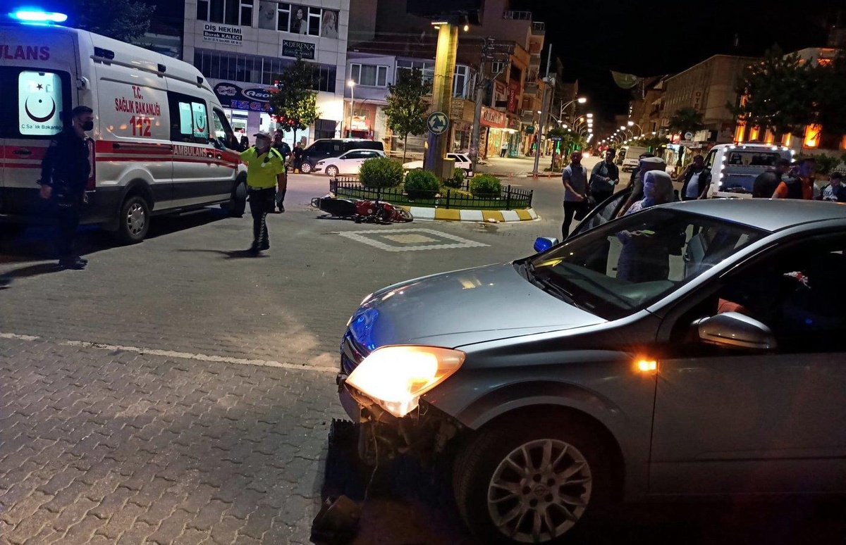 Pamukova\'da otomobille çarpışan motosikletteki iki kişi yaralandı