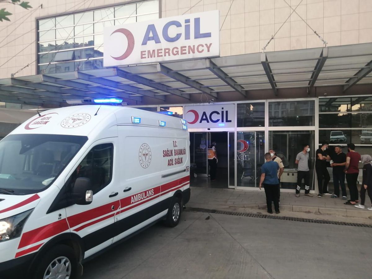 Şanlıurfa\'da şarampole devrilen otomobilin sürücüsü yaralandı