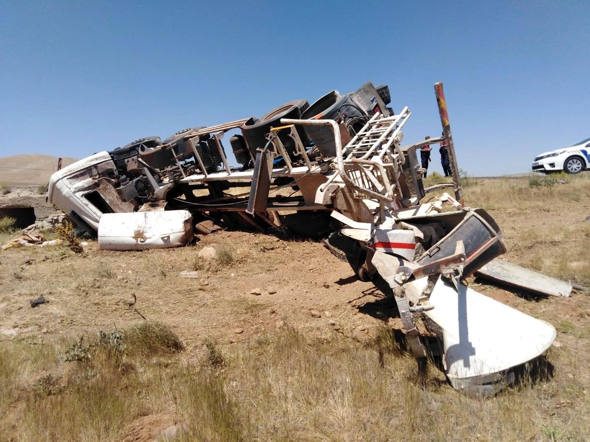 Şarampole devrilen beton mikserinin sürücüsü yaralandı