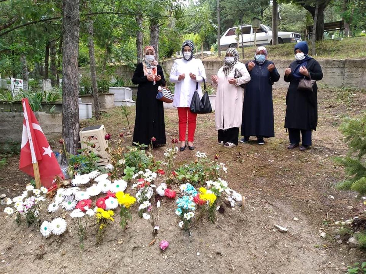 Son dakika haberleri... Şehit annesini ve şehit mezarını ziyaret edip dua ettiler