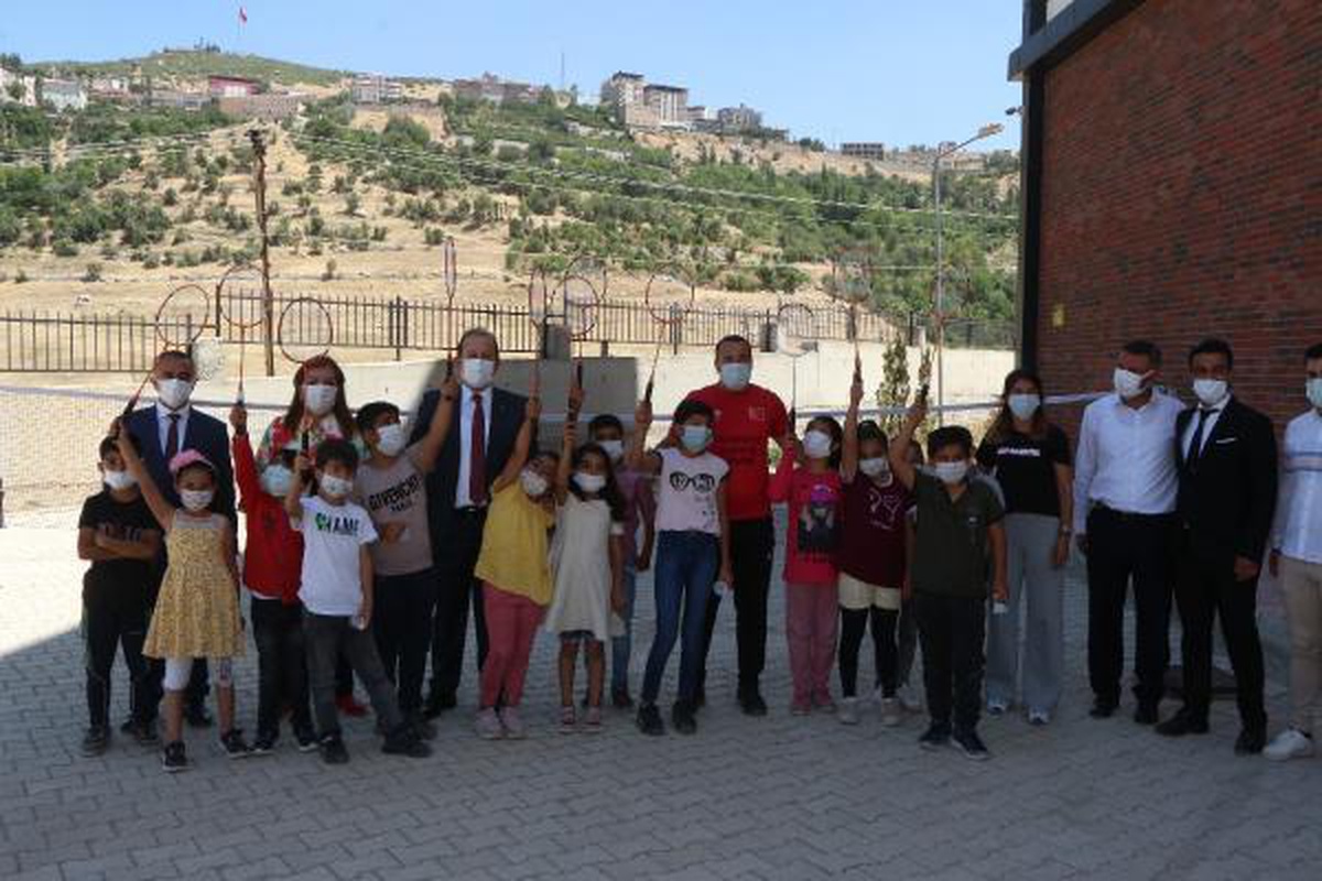Şırnak Valisi, okuldaki etkinlik gününde çocuklarla oynadı