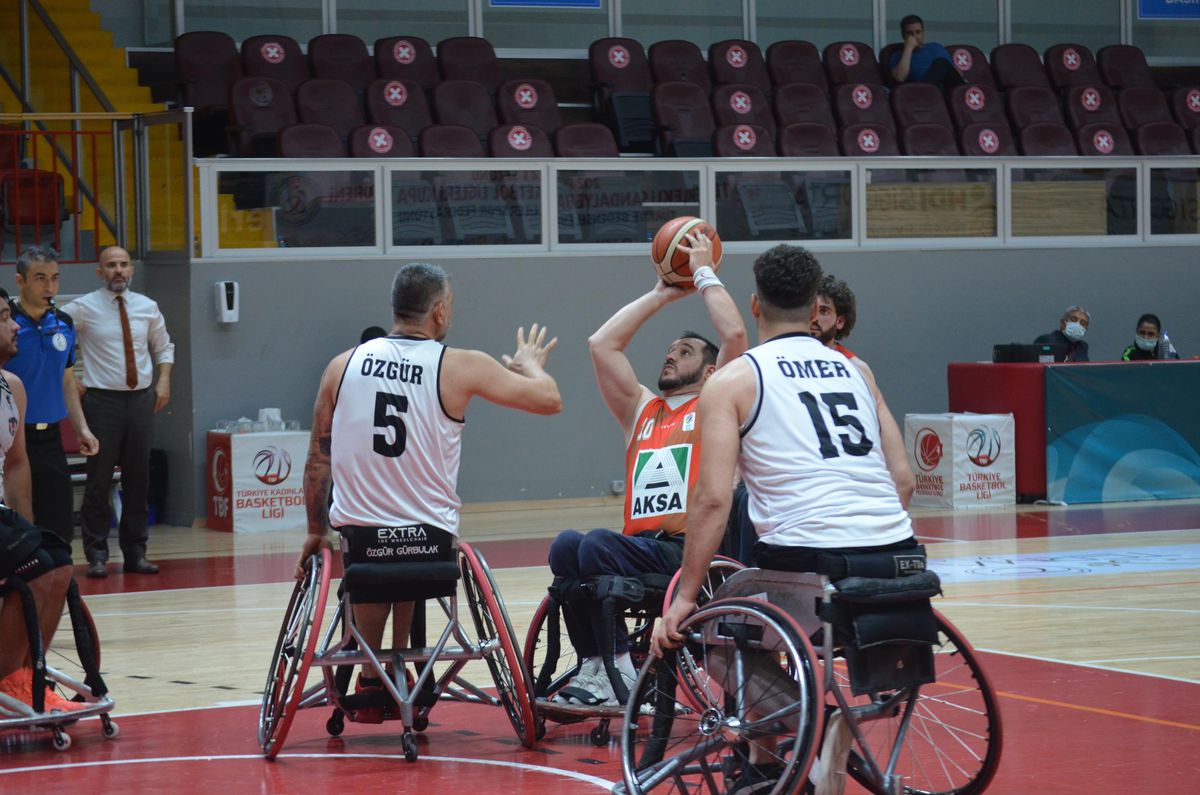 Tekerlekli Sandalye Basketbol Süper Ligi play-off çeyrek final müsabakaları Yalova\'da başladı