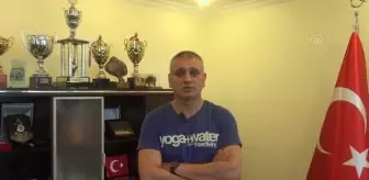 Türkiye Sualtı Sporları Federasyonu Başkanı Şahin Özen'in madalya mutluluğu