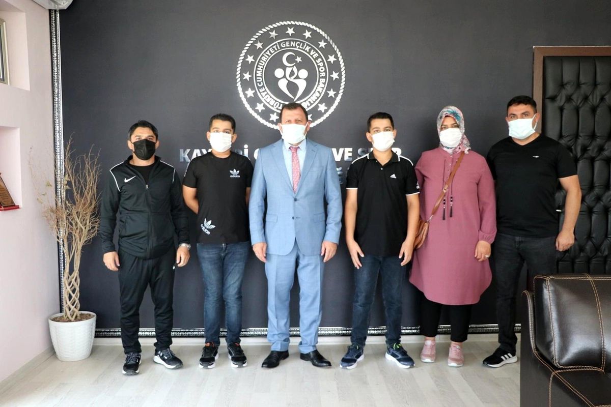 Türkiye üçüncüsü ikiz kardeşler Kabakcı\'yı ziyaret etti