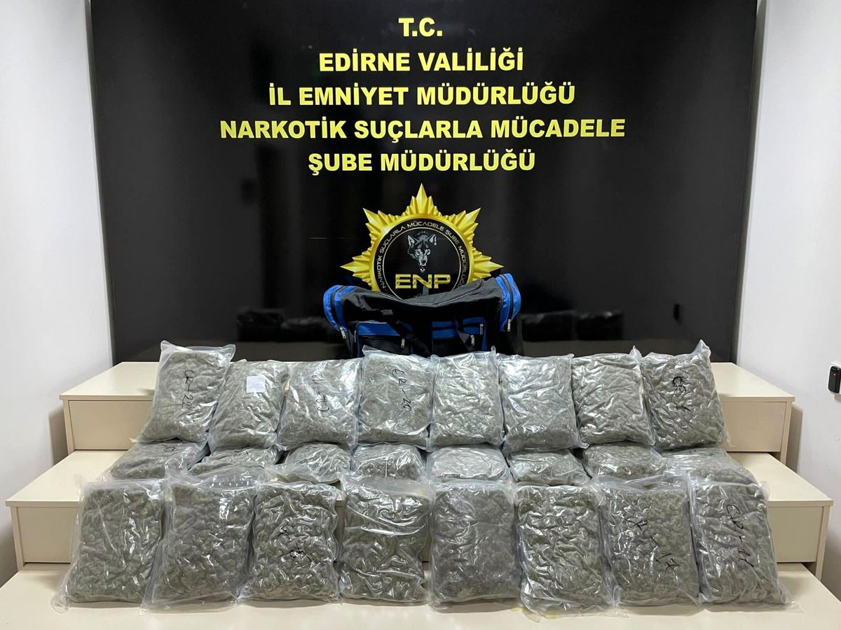 Valiz dolusu uyuşturucuyla yakalandılar
