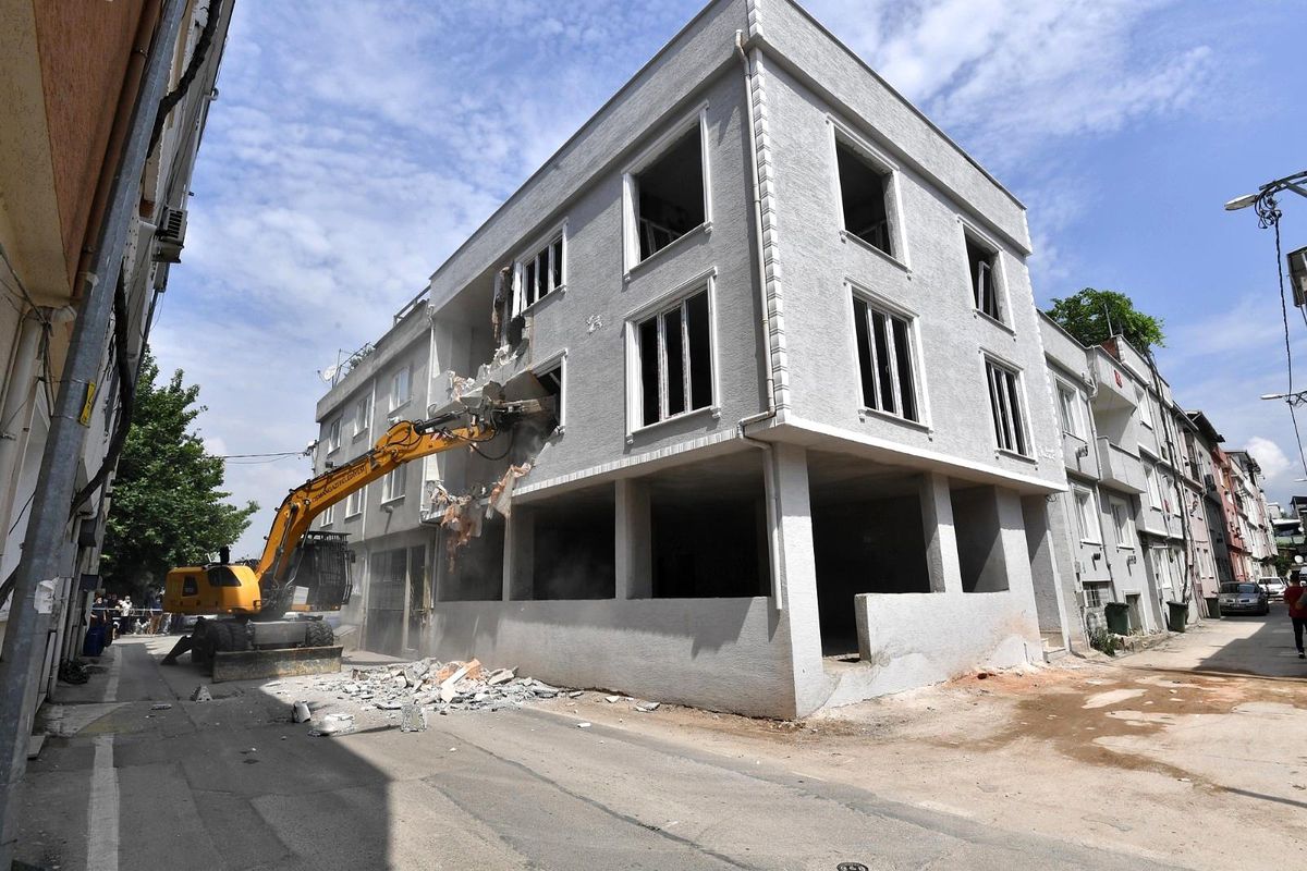 3 katlı kaçak bina yıkıldı