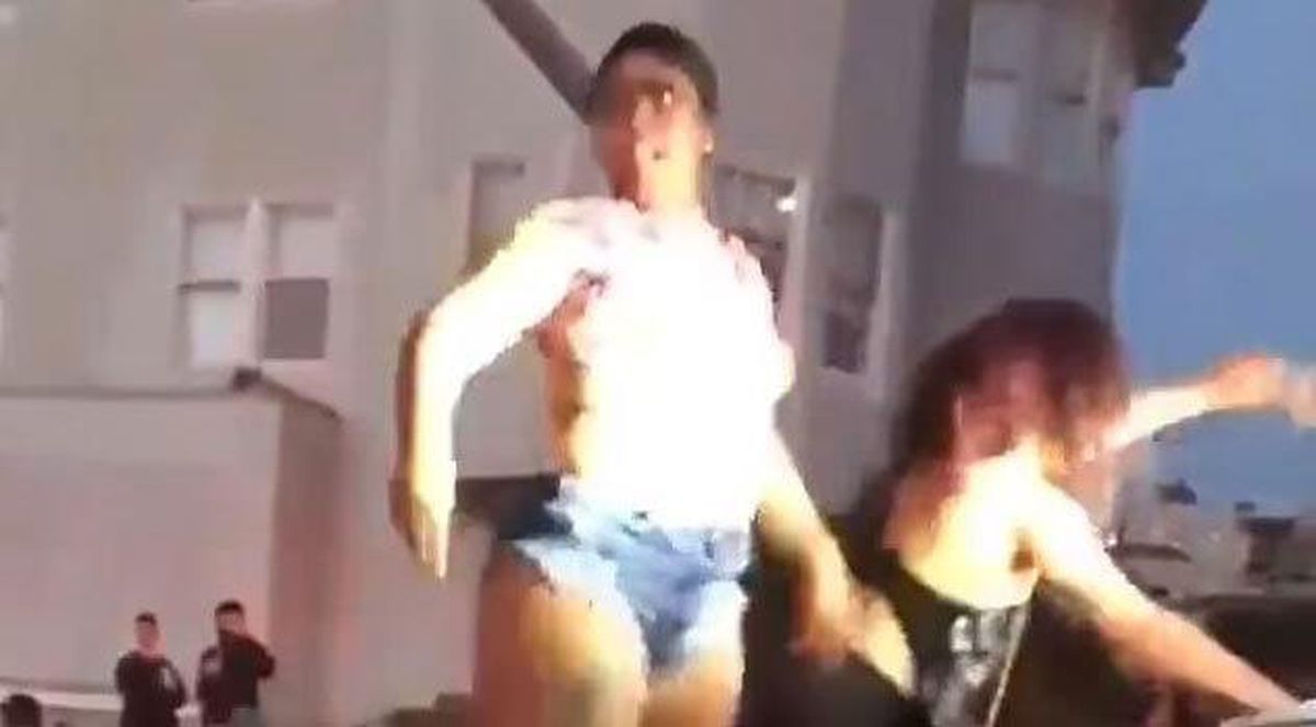 ABD\'de skandal olay! Saldırı sonrasında yaralılara yetişmeye çalışan ambulansın önünü keserek dans ettiler