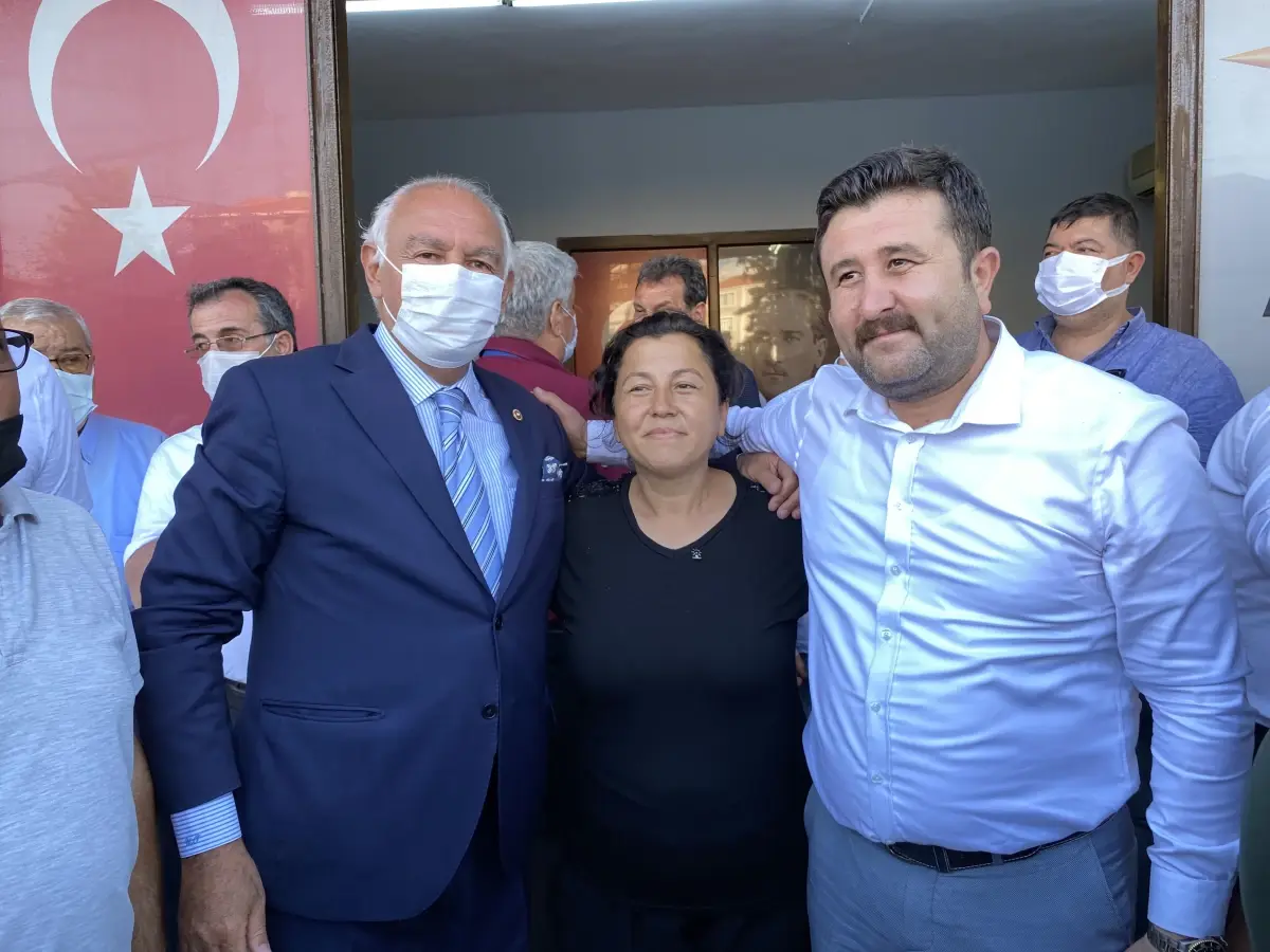 AK Parti Milas İlçe Başkanlığında yeni parti üyelerine rozetleri takıldı