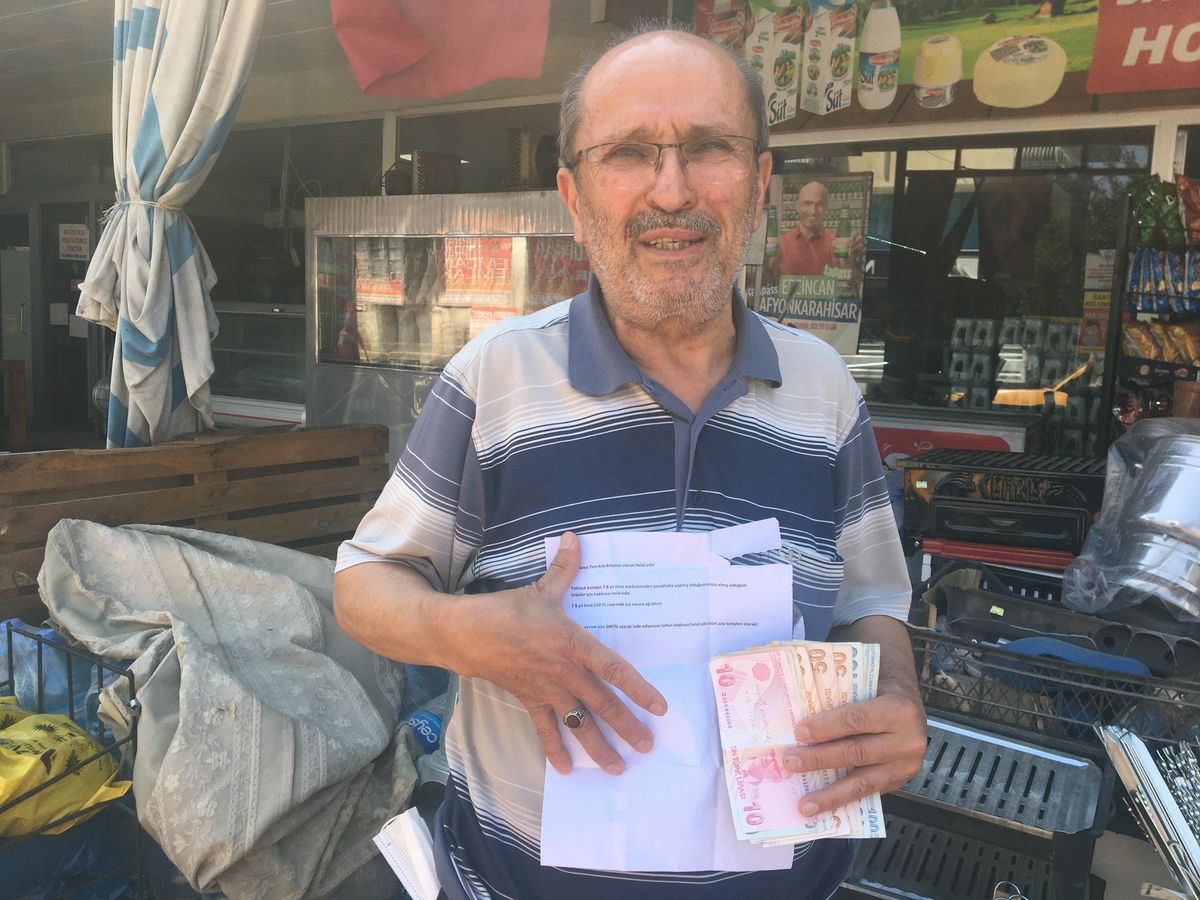 Antalya\'da bir kişi yıllar önce bakkaldan izinsiz aldığı ürünlerin parasını gizlice bırakarak "helallik" istedi