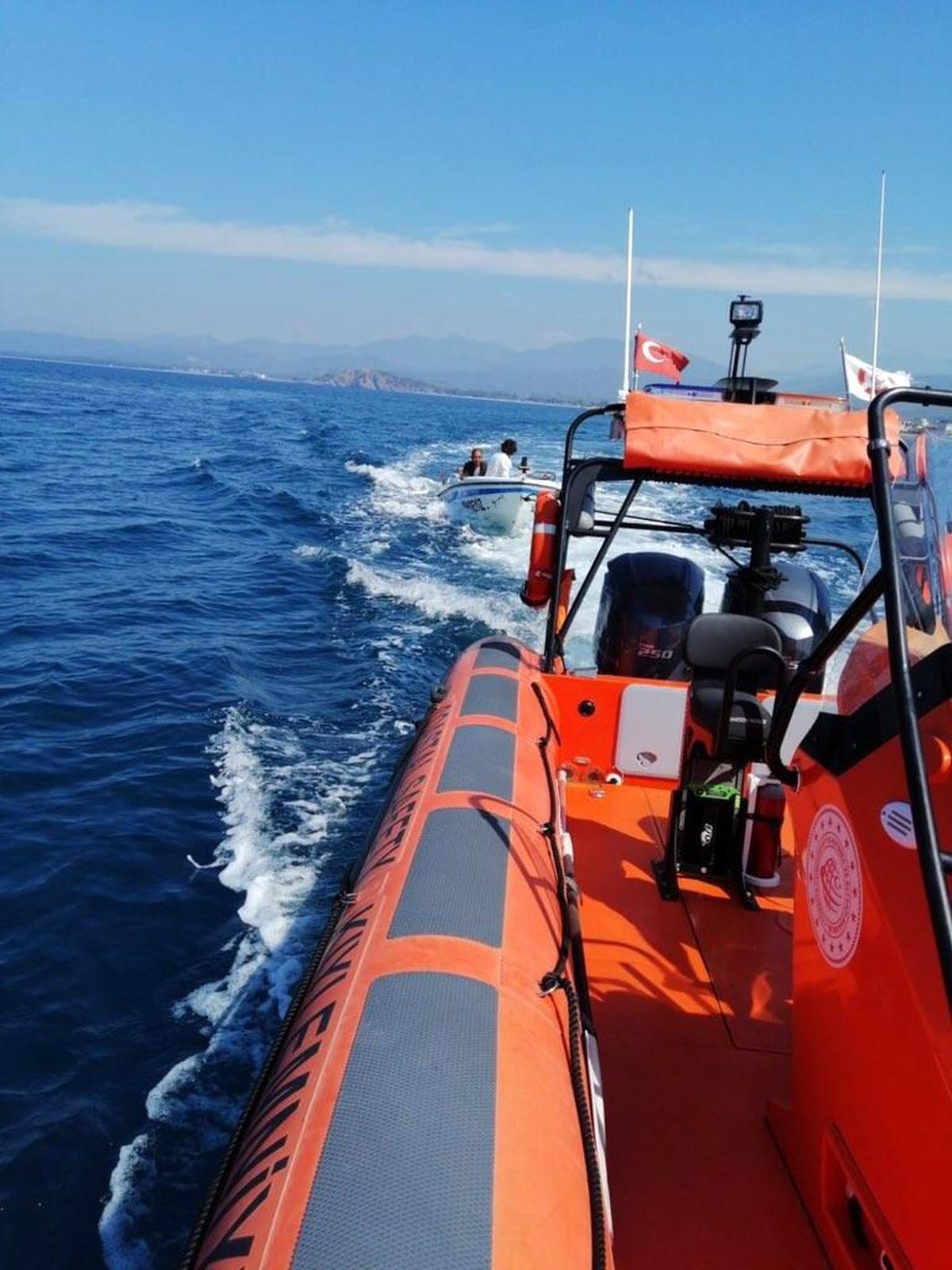 Arıza yapan teknede mahsur kalan 2 kişi kurtarıldı