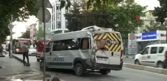 Bağcılar'da belediye otobüsü park halindeki servis araçlarına böyle çarptı: 4 yaralı