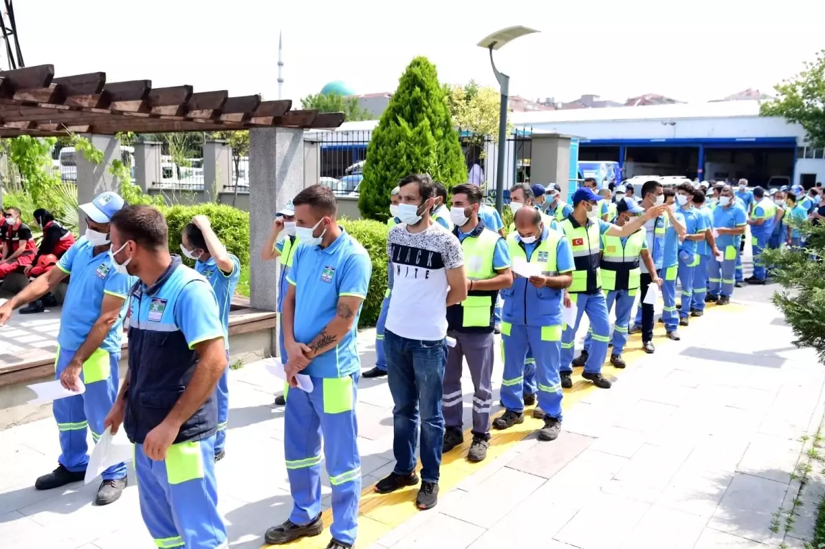 Bahçelievler\'de seyyar aşı uygulaması ile sahada çalışan belediye personelleri aşı oldu