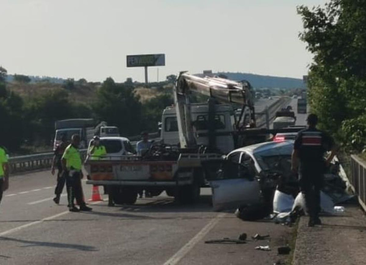 Son Dakika | Balıkesir\'de bariyerlere çarpan otomobildeki 4 kişiden biri hayatını kaybetti