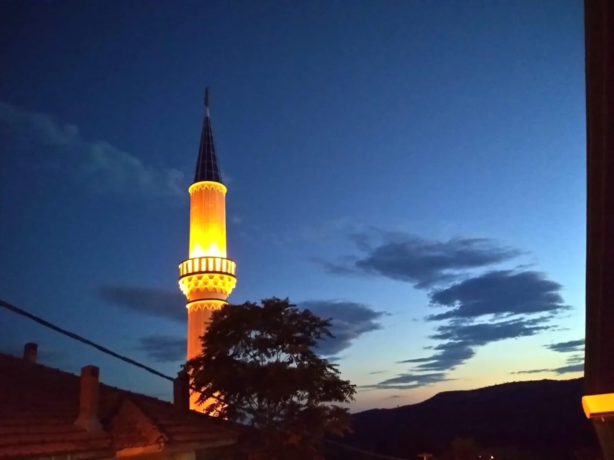 Başlamış caminin yeni minaresi ışıl ışıl