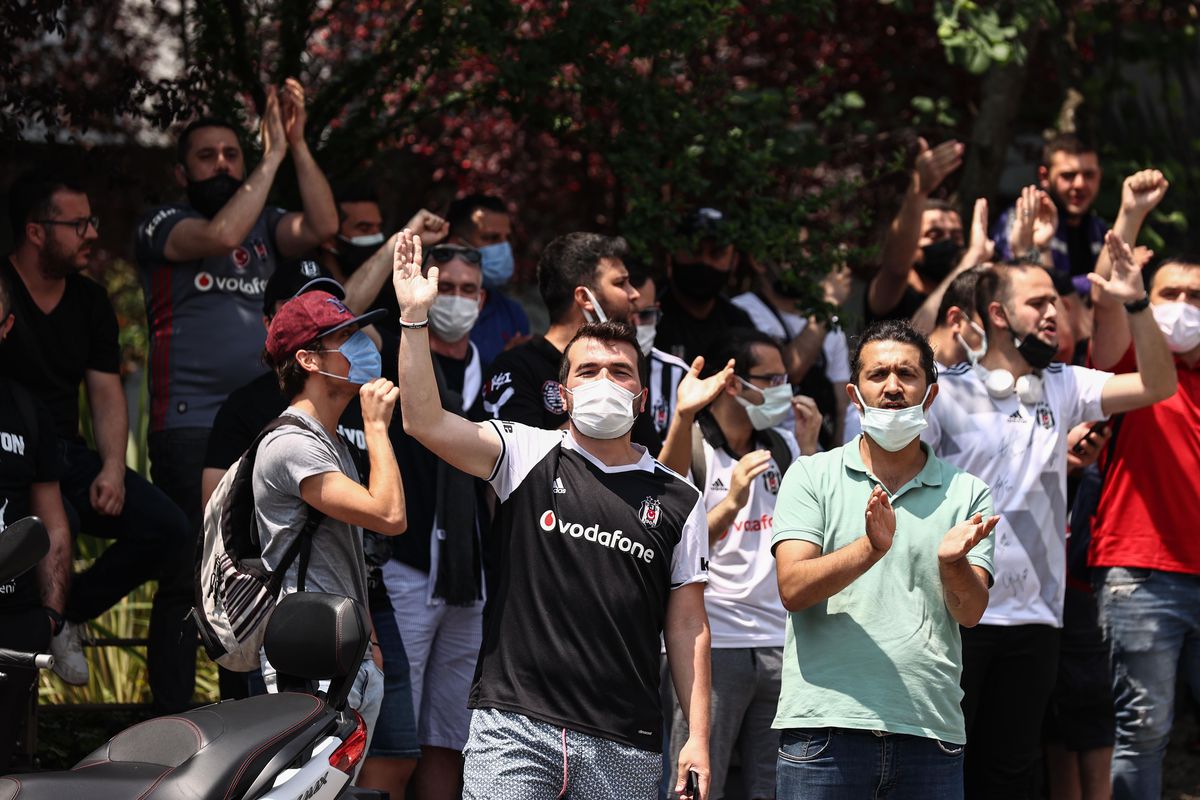 Beşiktaşlı taraftarlar Sergen Yalçın\'ın evinin önünde toplandı