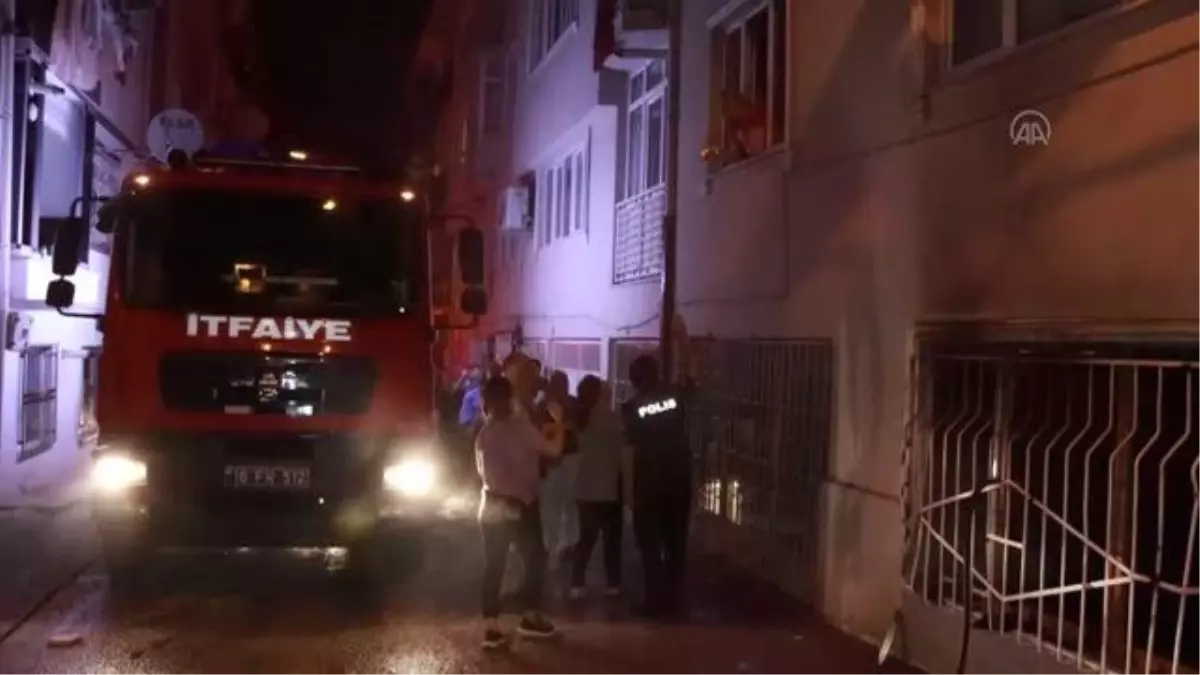 Bir apartmanda çıkan yangında 3 kişi dumandan etkilendi