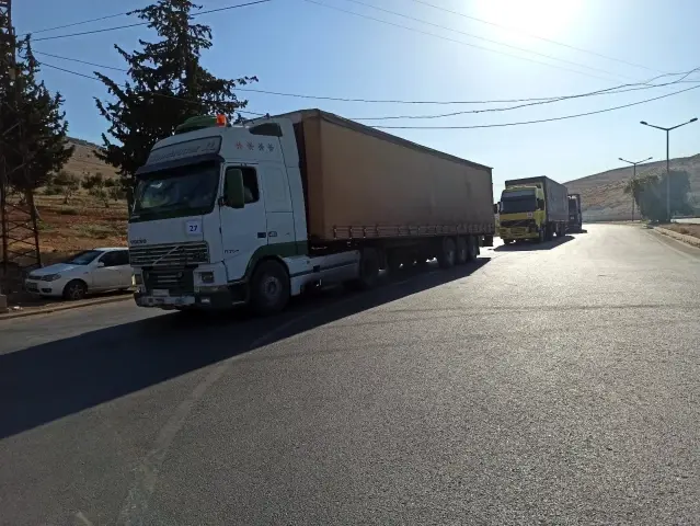 BM'den İdlib 'e 74 tır insani yardım gönderildi. BM'den İdlib 'e 74 tır insani yardım gönderildi.