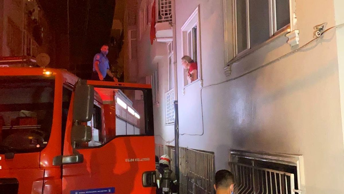 Son dakika haber | Bursa\'da 6 katlı apartmanda çıkan yangında 3 kişi dumandan etkilendi