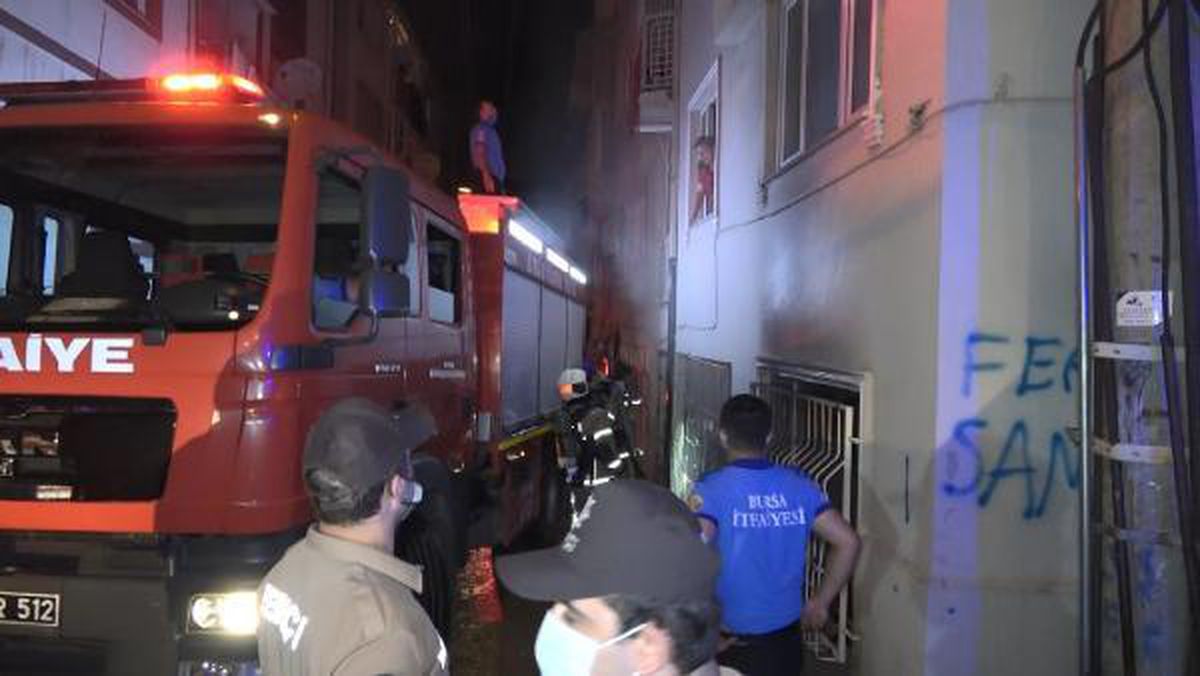 BURSA\'DA 6 KATLI BİNADA ÇIKAN YANGINDA 3 KİŞİ DUMANDAN ETKİLENDİ, MAHALLELİ SOKAĞA DÖKÜLDÜ