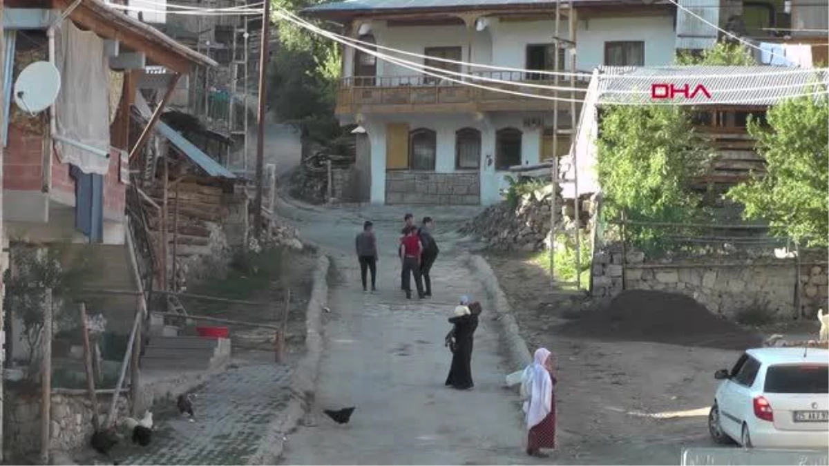 ERZURUM ÖĞRENCİLER DERS ZAMANI KÖY MUHTARININ EVİNİ ABLUKAYA ALIYOR