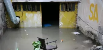 Eskişehir'de kanalizasyon taştı, bir binanın altı su doldu