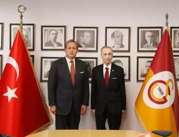 Galatasaray'da devir teslim töreni gerçekleştirildi Galatasaray'da devir teslim töreni gerçekleştirildi