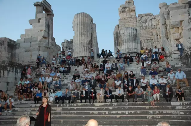 İzmir Devlet Türk Dünyası Dans ve Müzik Topluluğu, Apollon Tapınağı'nda konser verdi