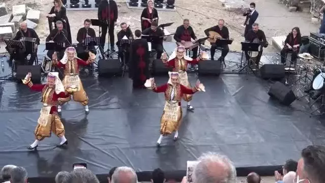 İzmir Devlet Türk Dünyası Dans ve Müzik Topluluğu, Apollon Tapınağı'nda konser verdi