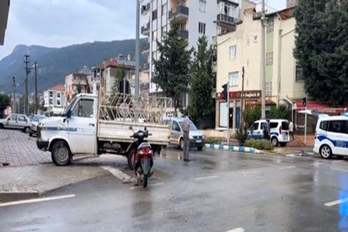 Kamyonet ile elektrikli bisiklet çarpıştı: 2 yaralı